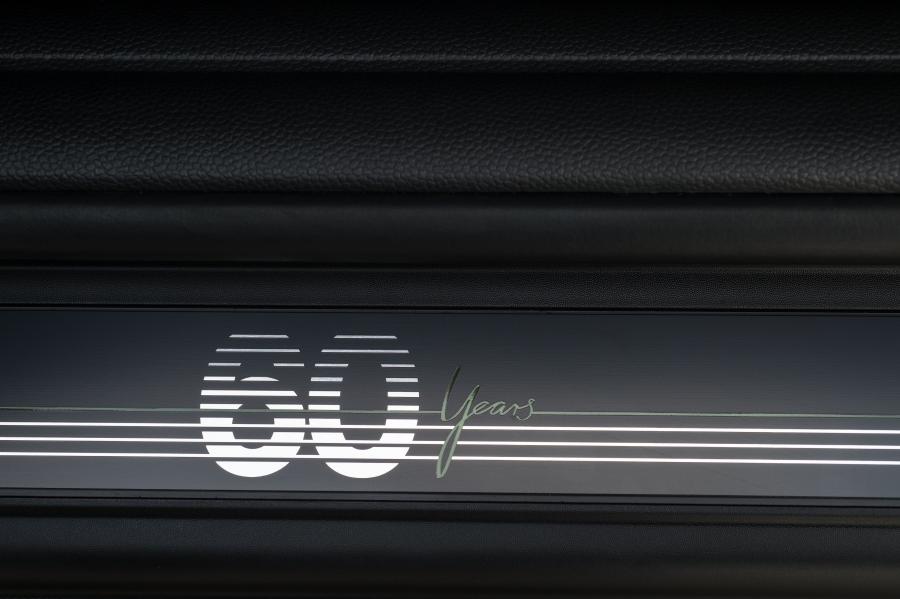 Детали интерьера Mini Cooper 60 Years Edition (F56) 2019 года  (WW) (фото 93 из 189)